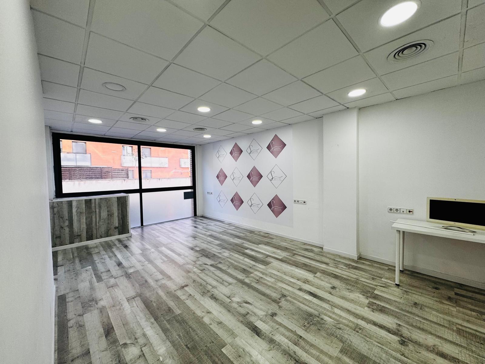 Ref. A00764/5298 – Fantastic Office IN FRONT OF THE NATIONAL POLICE