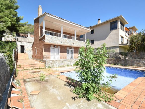 Ref. 03-11690/1098 - En venda! Àmplia i lluminosa casa amb jardí i piscina a Canyelles