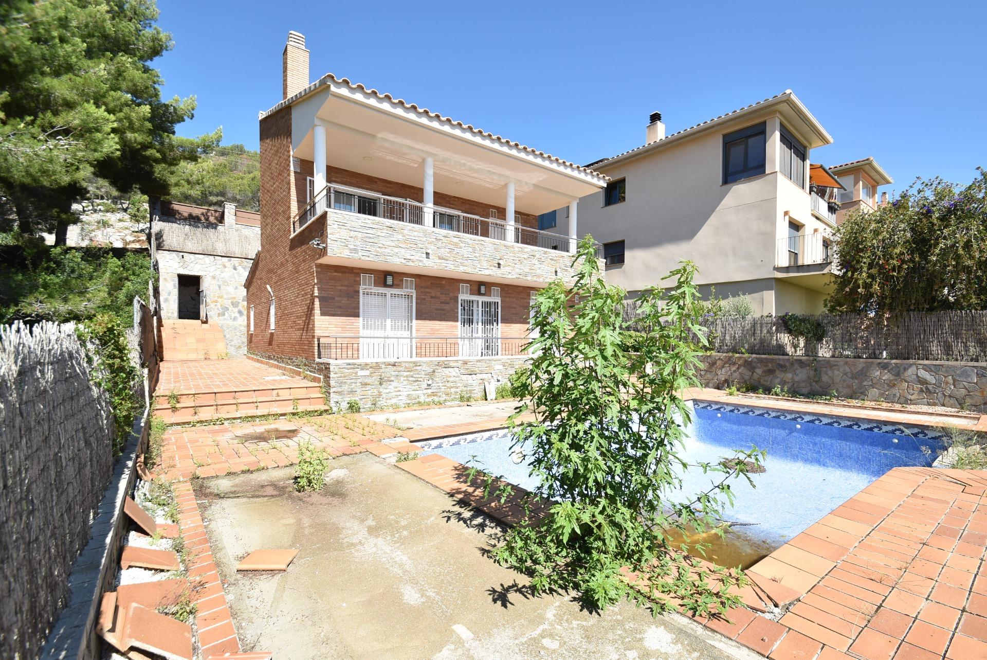Ref. 03-11690/1098 – En venda! Àmplia i lluminosa casa amb jardí i piscina a Canyelles