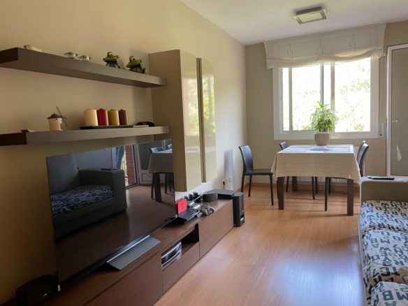 Ref. 5672-16711/5672 - Encantador Piso en Venta en Nou de la Rambla, Barcelona: Balcón con Vistas a la Montaña