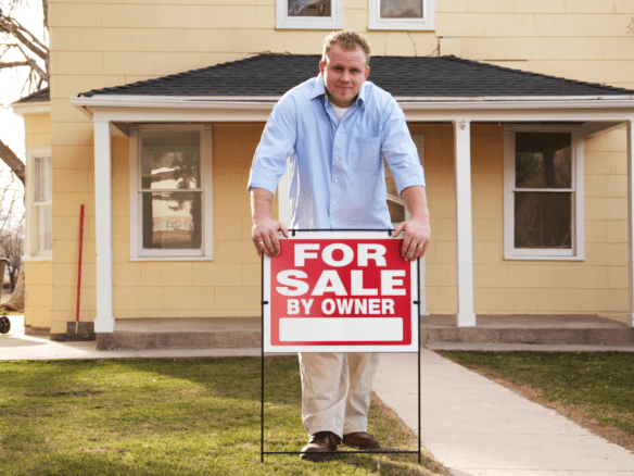 persona poniendo en venta su casa