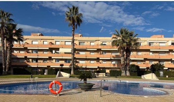 Ref. 25-5432/1468 - Pis amb pk al costat del mar i amb piscina comunitària!