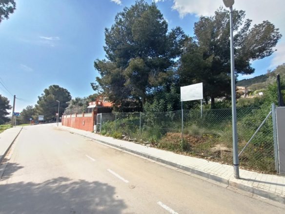 Ref. 24-7122/1296 - Terreny tancat a l'entrada de la urbanització La Cogullada de Canyelles