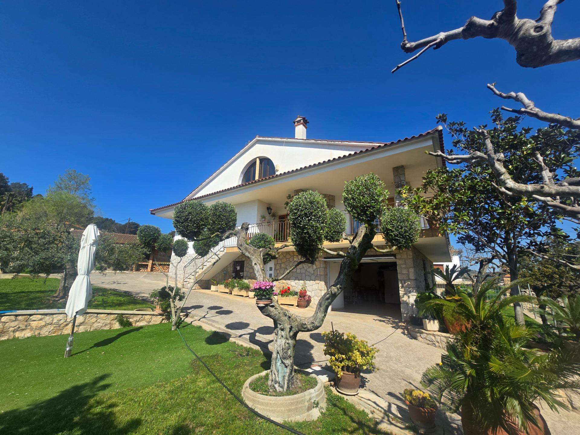 Ref. 24-765/1296 – Distinción, privacidad y estilo en el corazón de Canyelles – Una finca excepcional