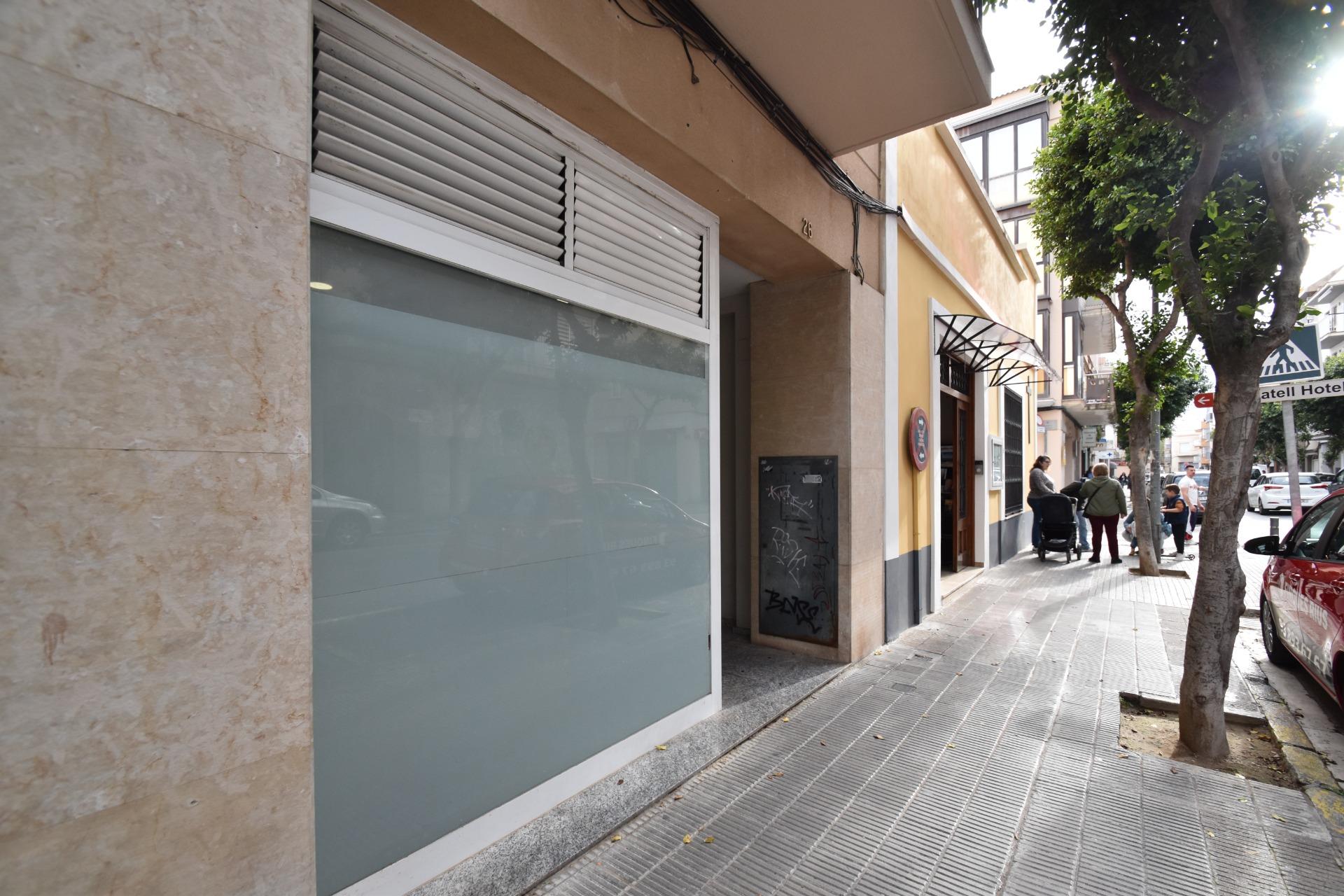 Ref. 03-22523/1098 – Commercial premises for rent on Garraf Avenue, a very commercial area