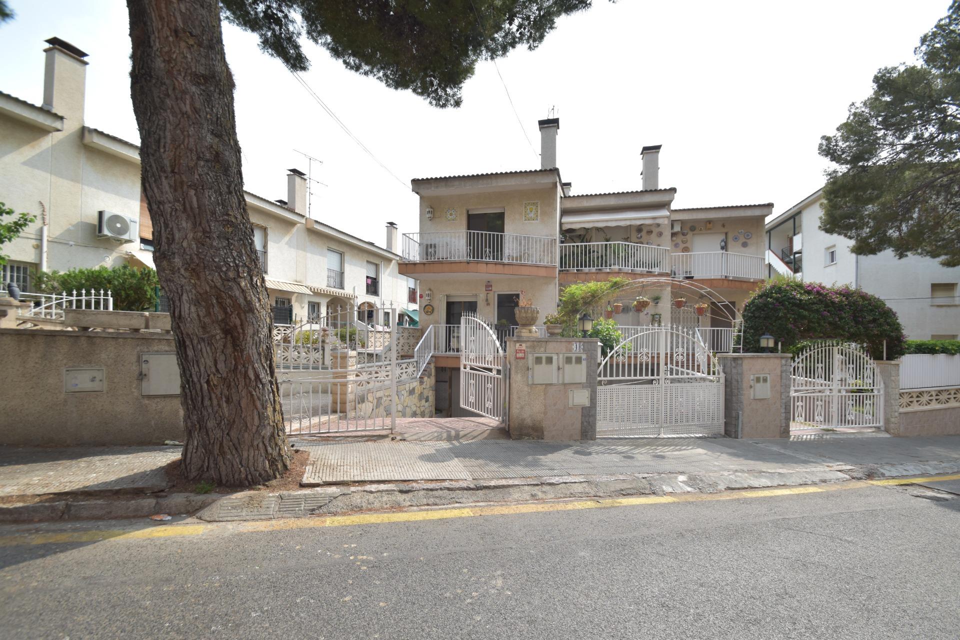 Ref. 03-11695/1098 – Vive la Costa en esta Encantadora Casa Adosada en Cunit, ¡A 8 Minutos del Mar!