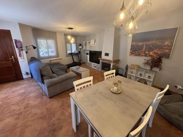 Ref. 25-5467/1468 - Casa con bodega, en la urbanización residencial La Collada