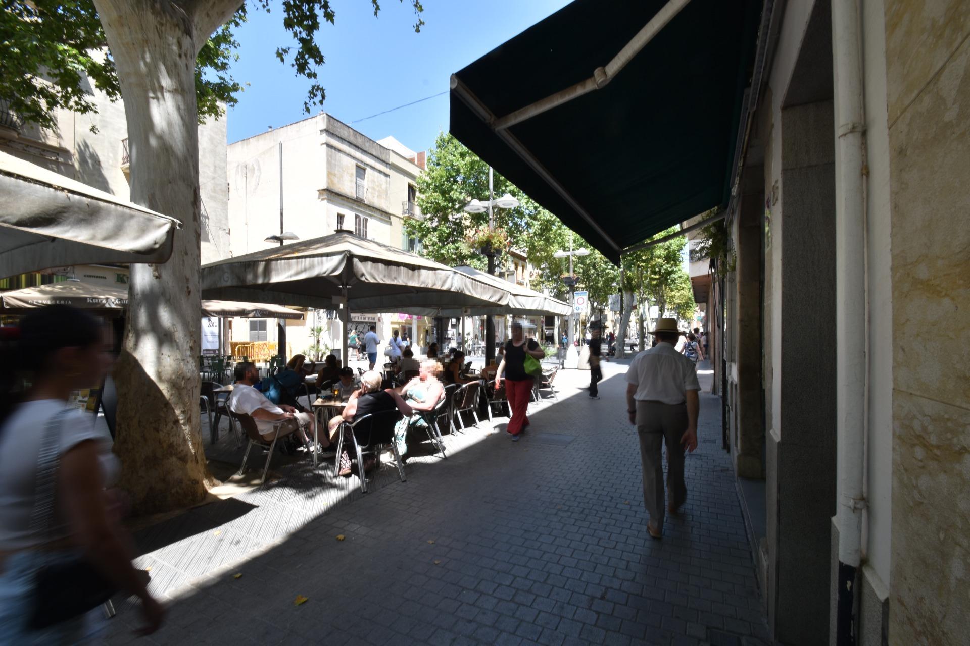 Ref. 03-22527/1098 – VIP AREA: Premises for rent on the Rambla Principal of Vilanova