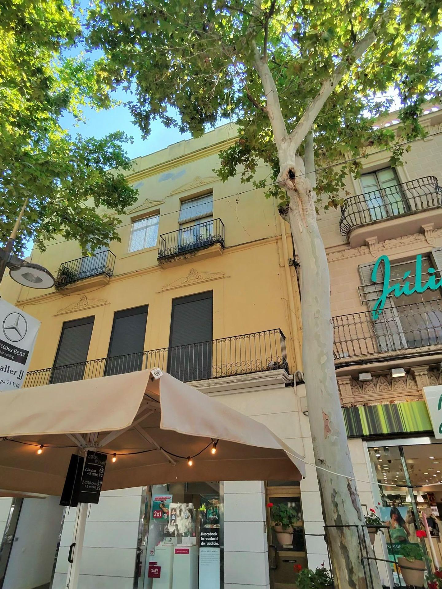 Ref. 7-AEV0001/1088 – Investment opportunity: 200 m² building refurbishment on the main Rambla of Vilanova i la Geltrú