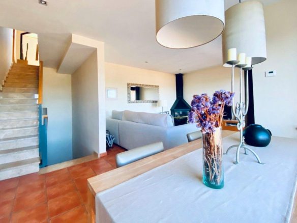 Ref. 53RJU1148/5459 - CASA DE DISEÑO Y DECORADA CON MUY BUEN GUSTO. EN UNA BONITA Y TRANQUILA ZONA COMUNITARIA CON VISTAS AL MAR Y MONTAÑA, IDEAL PARA VIVIR TODO EL AÑO