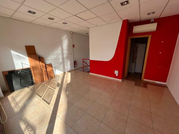 Ref. 05-3732/1086 - Local comercial a la millor zona de les Roquetes, Sant Pere de Ribes, actualment llogat