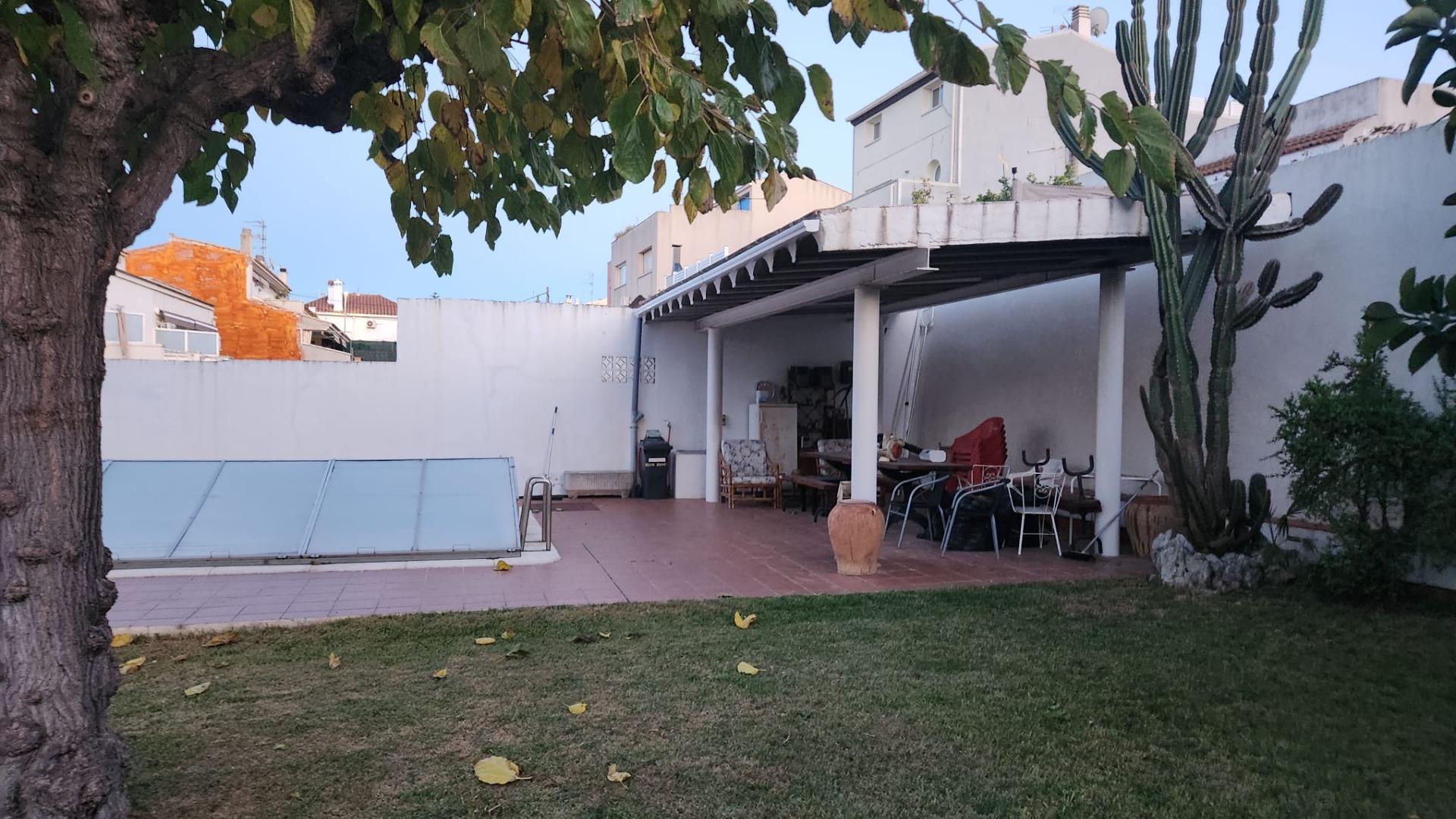 Ref. CV0011/12308 – Casa amb gran jardí amb piscina a La Collada