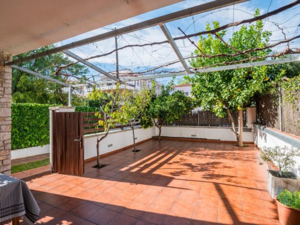 Ref. 18-02627/1266 - PLANTA BAIXA AL CENTRE