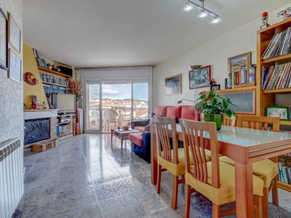 Ref. 56-0027/5106 - Àtic ampli i lluminós al centre de Sant Pere de Ribes