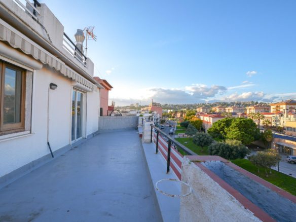 Ref. 55-C.CAPELLANS/5351 - Ático dúplex a reformar con grandes terrazas y vistas panorámicas en Poble Sec – Sitges