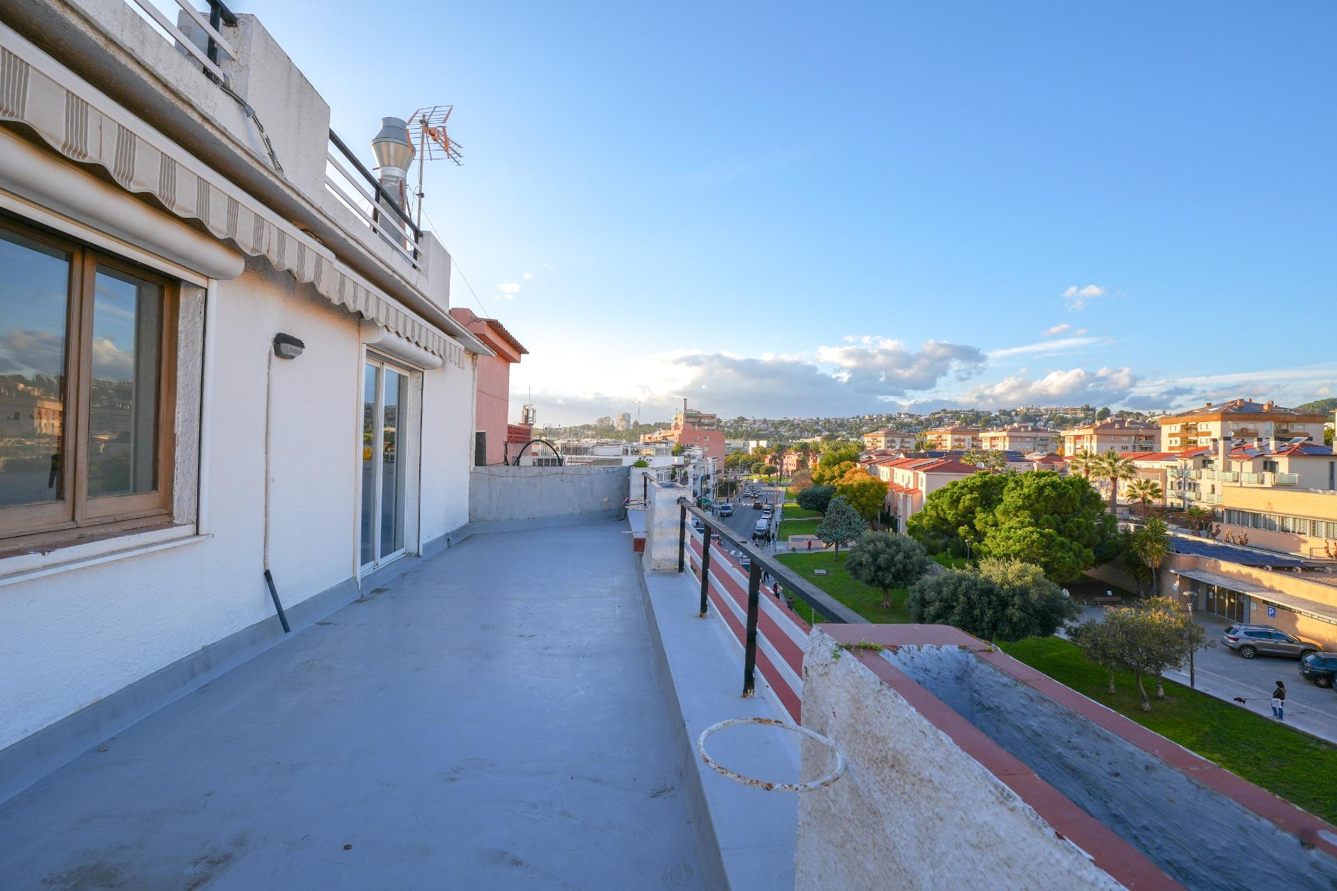 Ref. 55-C.CAPELLANS/5351 – Ático dúplex a reformar con grandes terrazas y vistas panorámicas en Poble Sec – Sitges