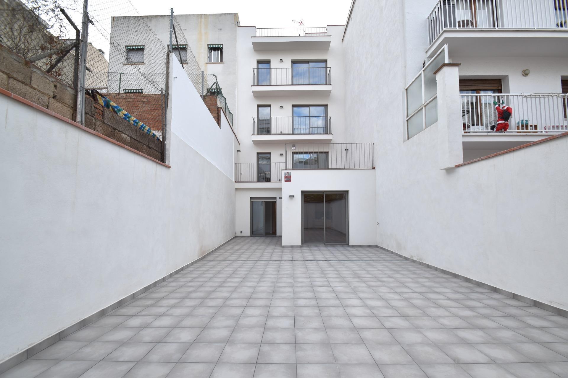 Ref. 03-5341/1098 – ¡Única! Planta baja de obra nueva en el centro con espectacular patio de 77m²