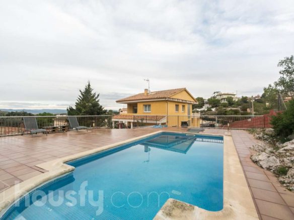 Ref. 946144 - Exclusive Detached Single-Family Villa with Spacious Terraces and an 878m² Plot