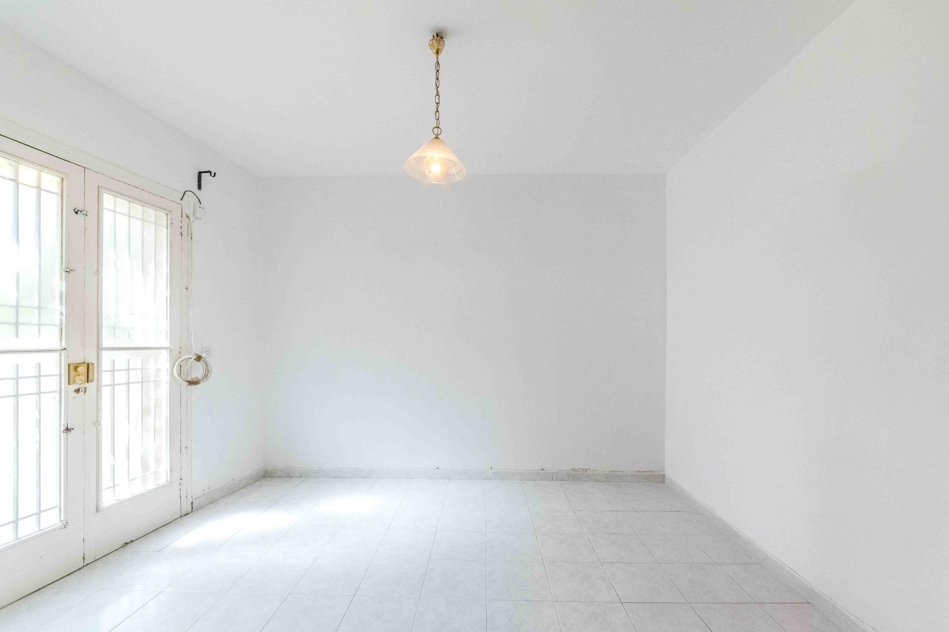 Ref. 12-VSIT2575/1087 – PLANTA BAJA EN POBLE SEC CON ACCESO DIRECTO DESDE PLAZA PEATONAL