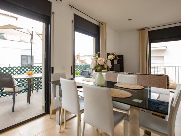 Ref. 13-T18/2194 - Centrally located tourist apartment in Sitges-HUTB: 007180 33