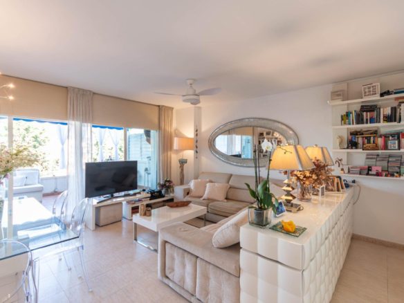Ref. 11343/1045 - Duplex penthouse with private terraces and mountain views in Sant Sebastià, Sitges