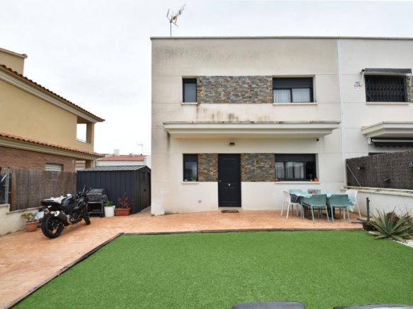 Ref. 03-11704/1098 - Casa cantonera seminova amb jardí a 5 min de la platja