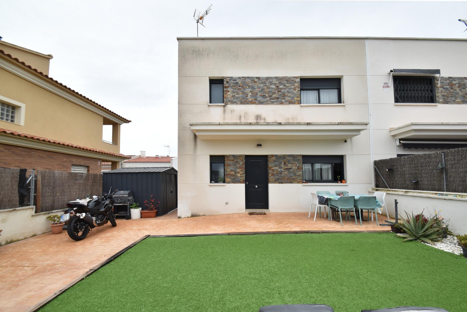 Ref. 03-11704/1098 – Casa cantonera seminova amb jardí a 5 min de la platja