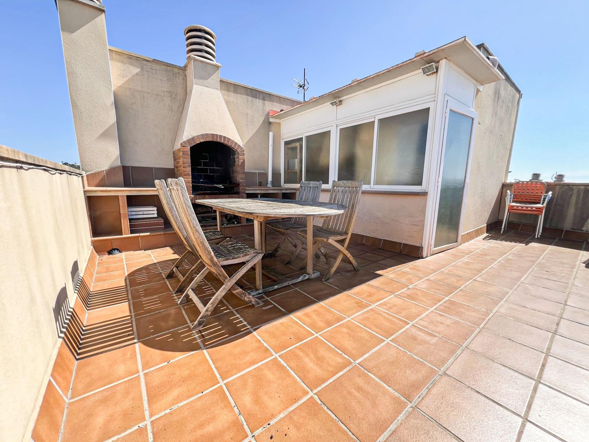 Ref. 27-ROC3071/1553 – “Dúplex en Les Roquetes (Sant Pere de Ribes) con terraza privada, 3 habitaciones y vistas despejadas”