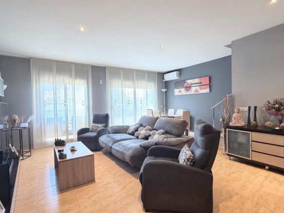 Ref. 53RJUR1/5459 - YOUR NEW BEGINNING STARTS HERE, A COMPLETE AND COZY HOME