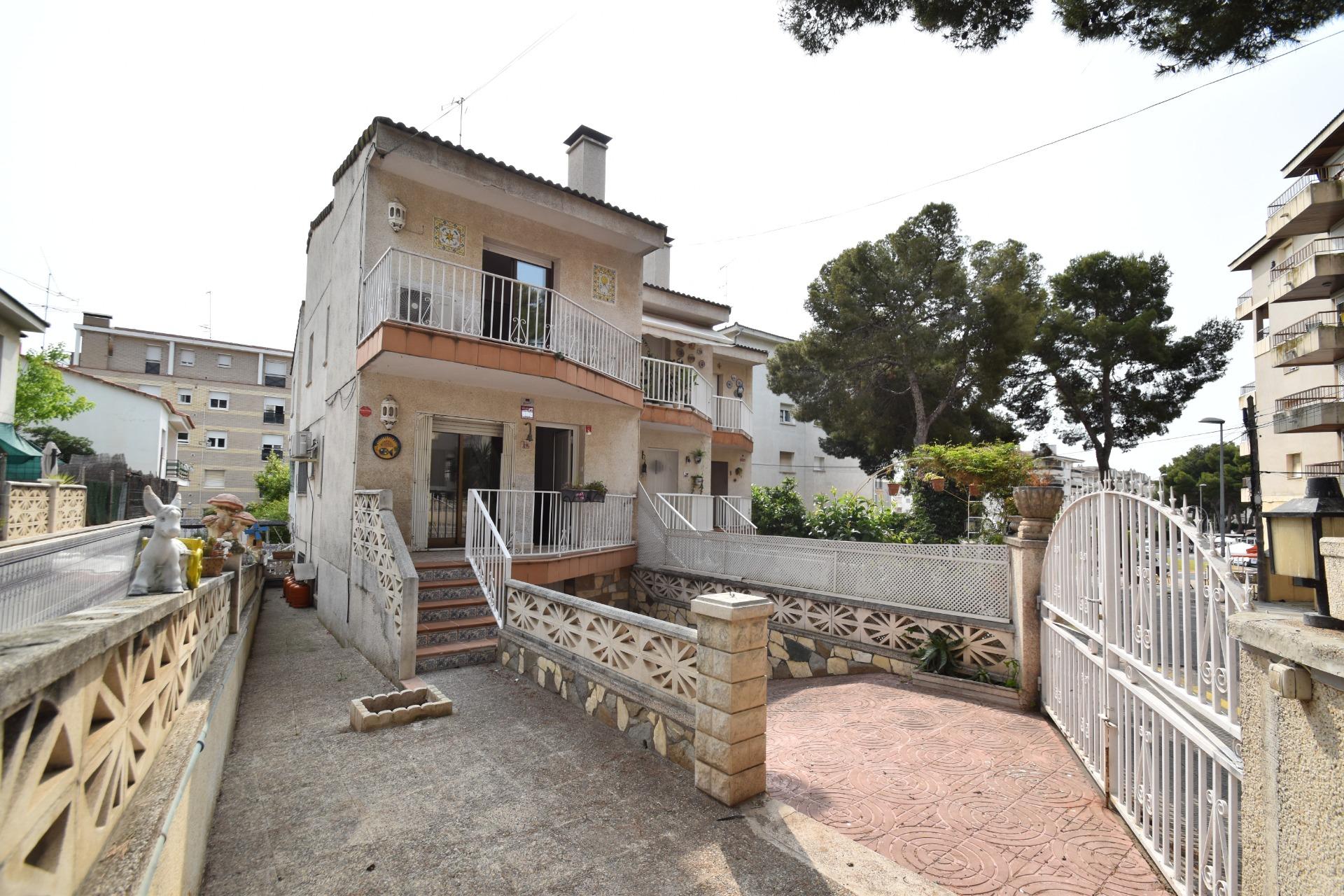 Ref. 03-11695/1098 – Vive la Costa en esta Encantadora Casa Adosada en Cunit, ¡A 8 Minutos del Mar!