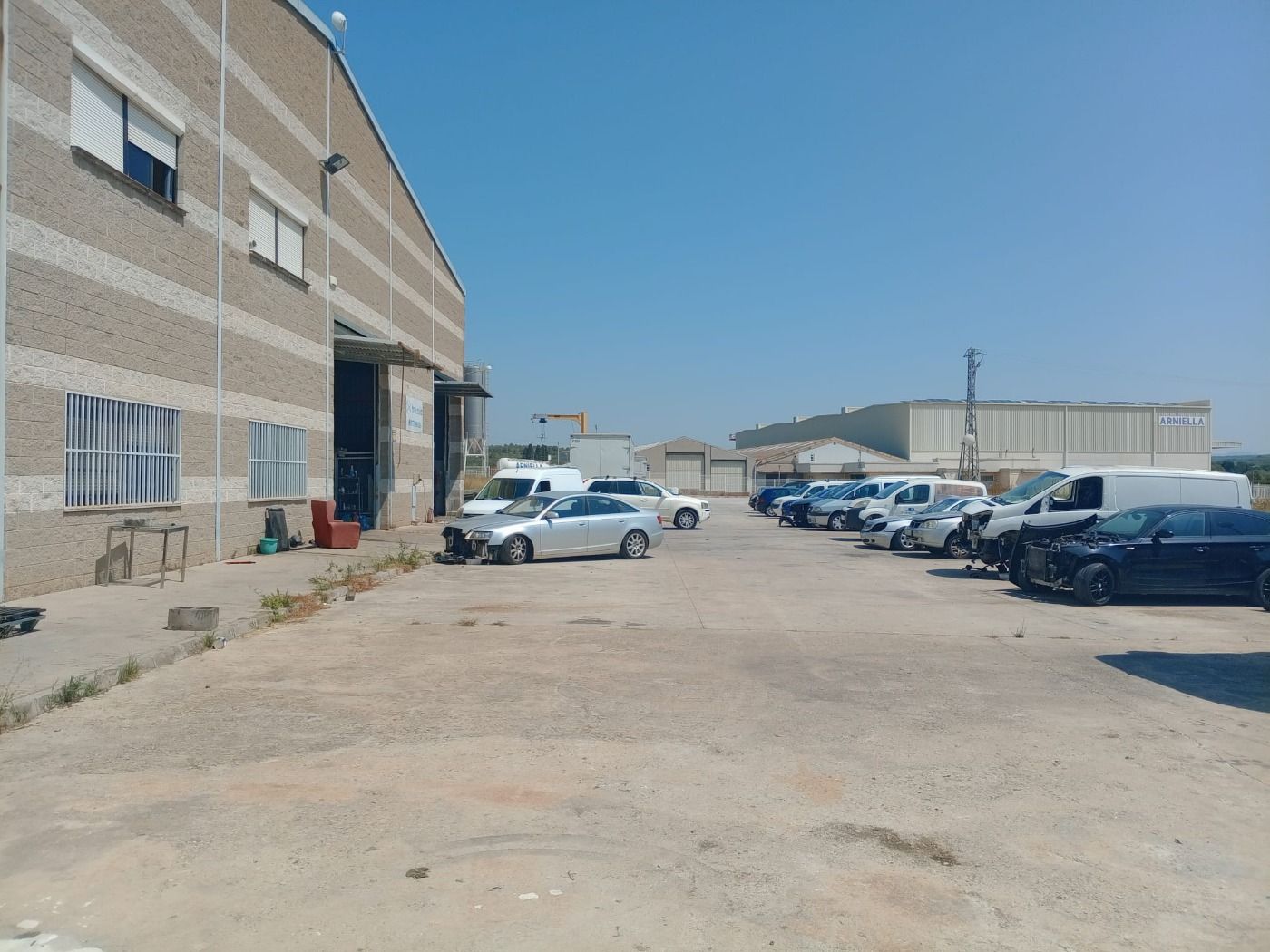 Ref. 53RJUMARTI85/5459 – INDUSTRIAL WAREHOUSE FOR RENT IN GARIDELLS