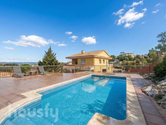 Ref. 946144 - Exclusivo Chalet Unifamiliar Aislado con Amplias Terrazas y Parcela de 878m²