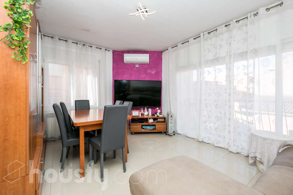 Ref. 955552 – Casa amb dos pisos independents, trasters, terrassa i local a Vilanova del Camí.