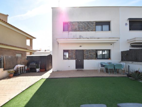 Ref. 03-11704/1098 - Casa cantonera seminova amb jardí a 5 min de la platja