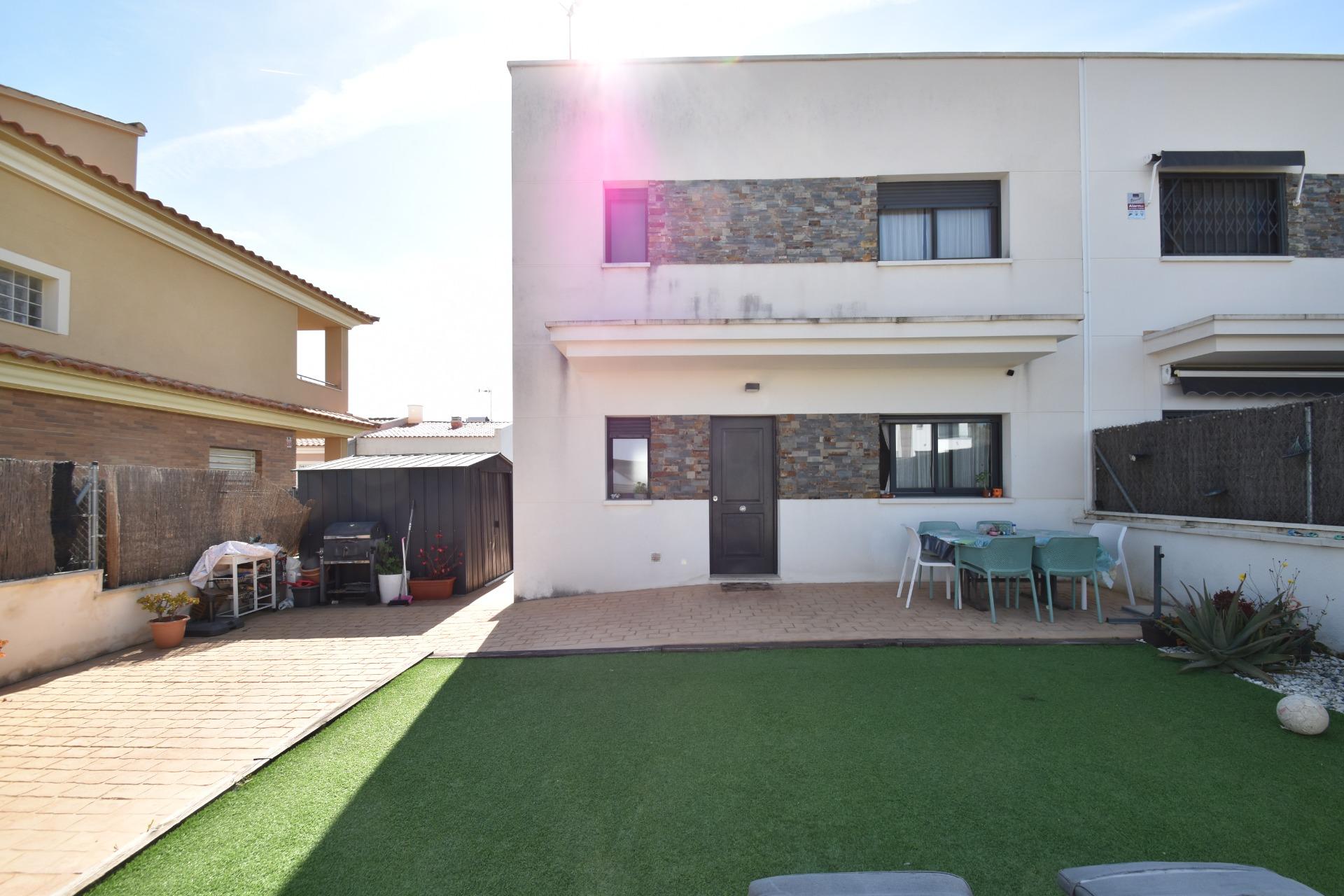 Ref. 03-11704/1098 – Semi-new corner house with garden, 5 minutes from the beach