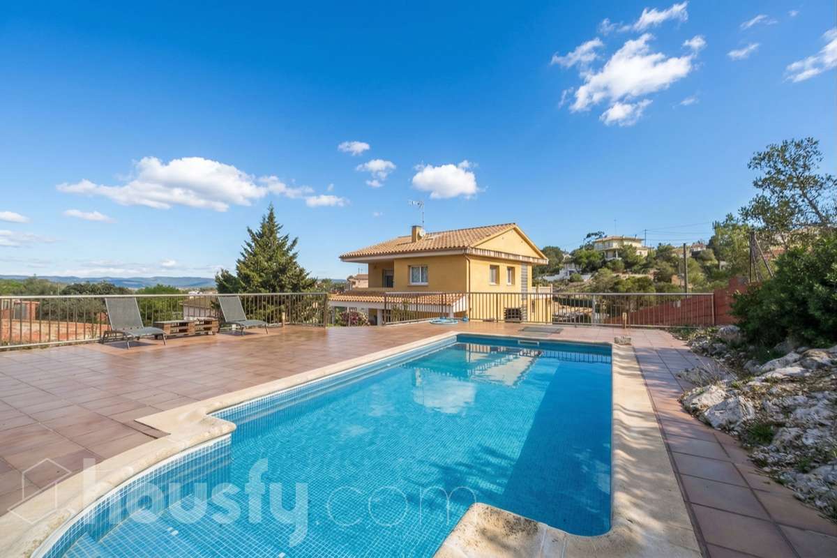 Ref. 946144 – Exclusive Detached Single-Family Villa with Spacious Terraces and an 878m² Plot