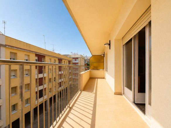 Ref. 03-5360/1098 - Somies viure a un pas del mar i amb totes les comoditats al teu abast? Aquest pis és per a tu!