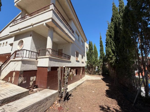 Ref. 18-02590/1266 - Casa amb gran potencial i jardí privat