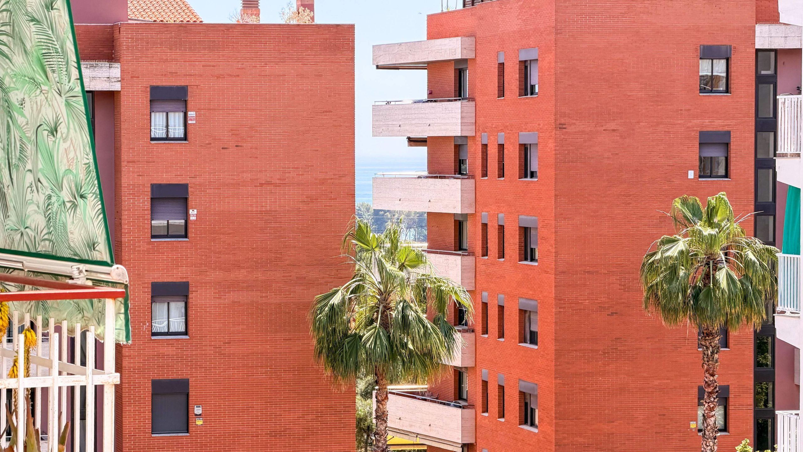 2560