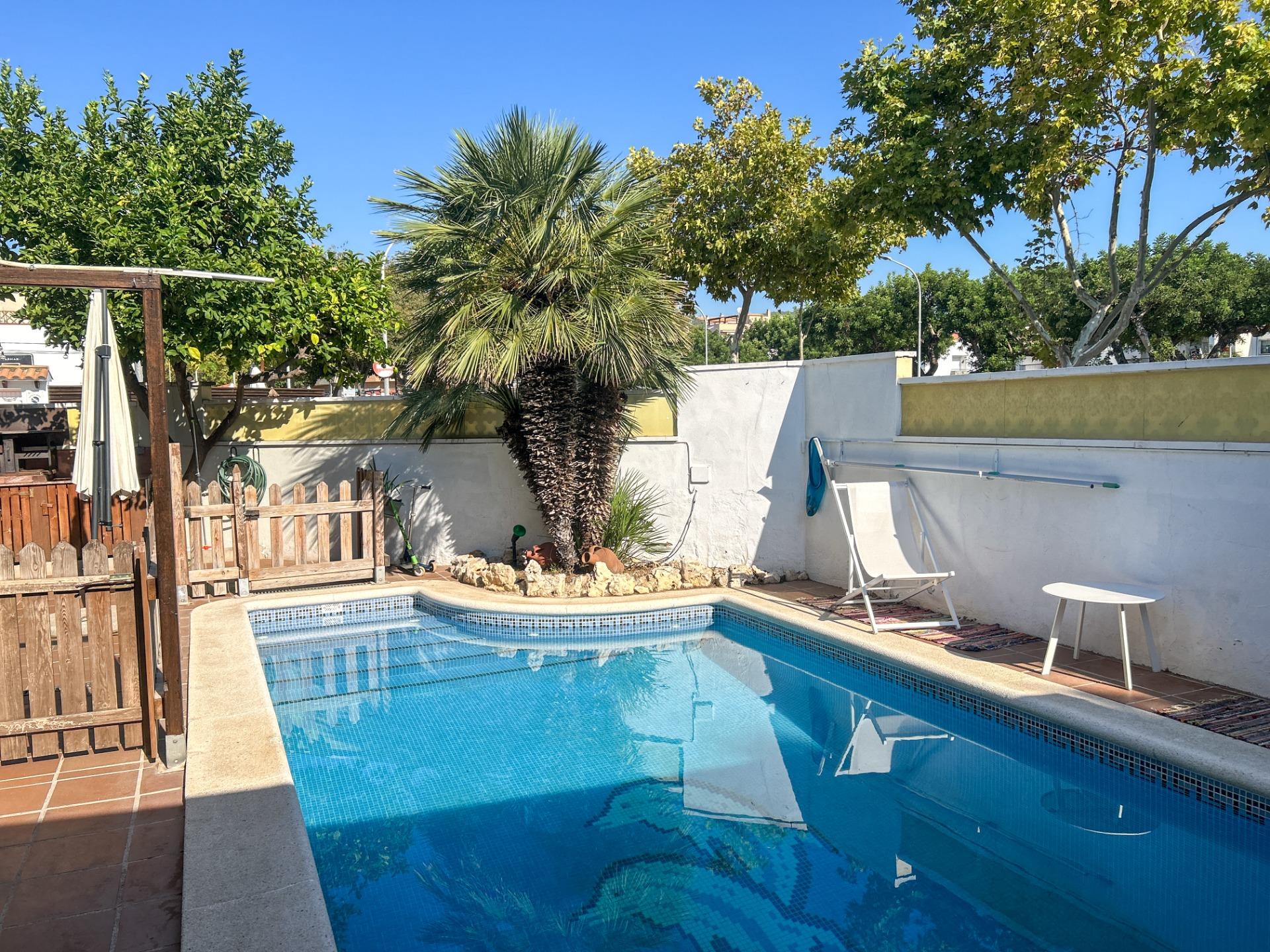 Ref. 18-02622/1266 – Chalet esquinero con apartamento independiente y piscina en Sant Pere de Ribes