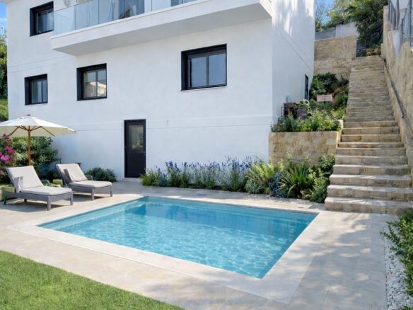 Ref. 18-02648/1266 - SINGLE-FAMILY HOME WITH POOL