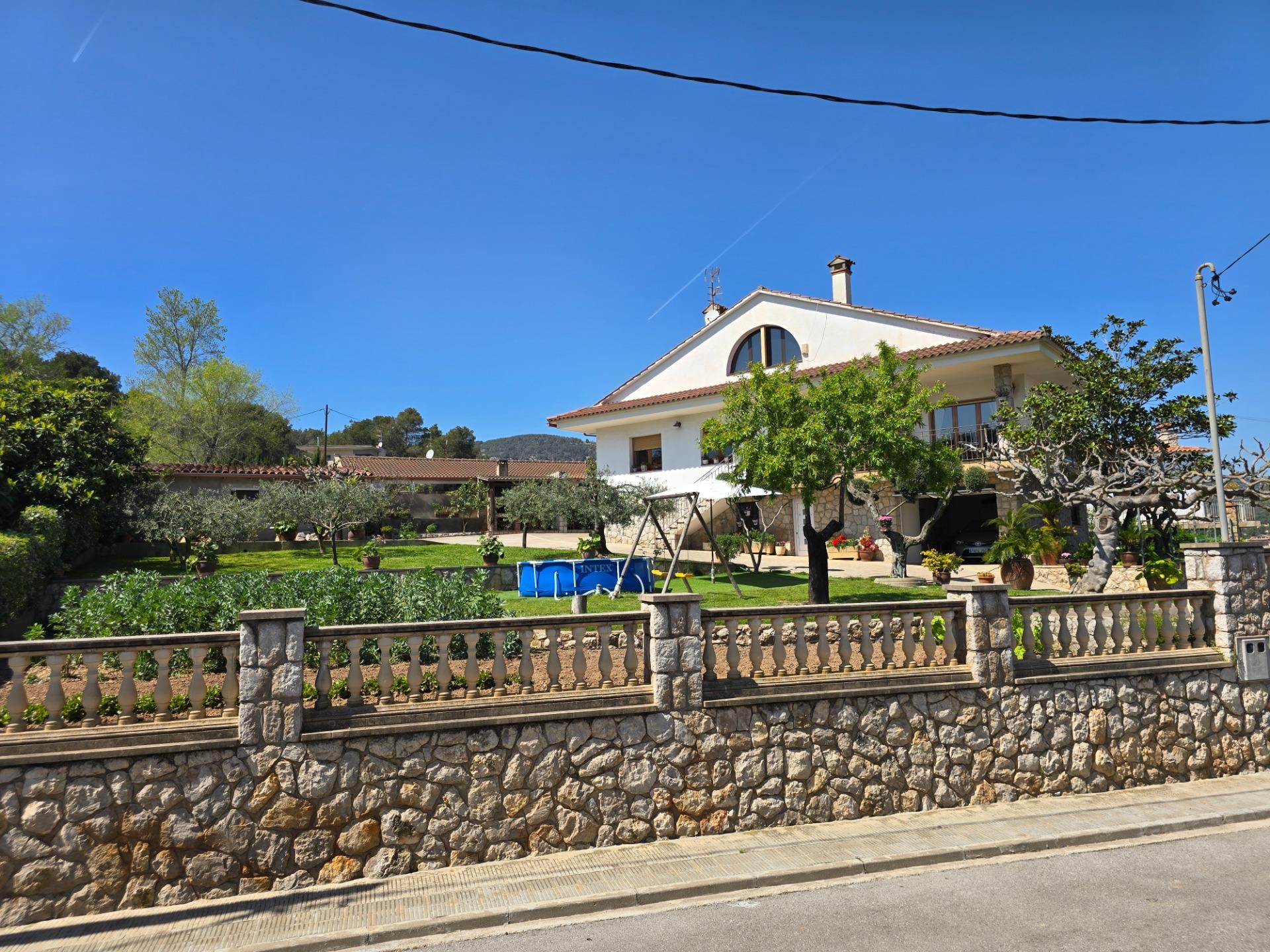 Ref. 24-765/1296 – Distinción, privacidad y estilo en el corazón de Canyelles – Una finca excepcional
