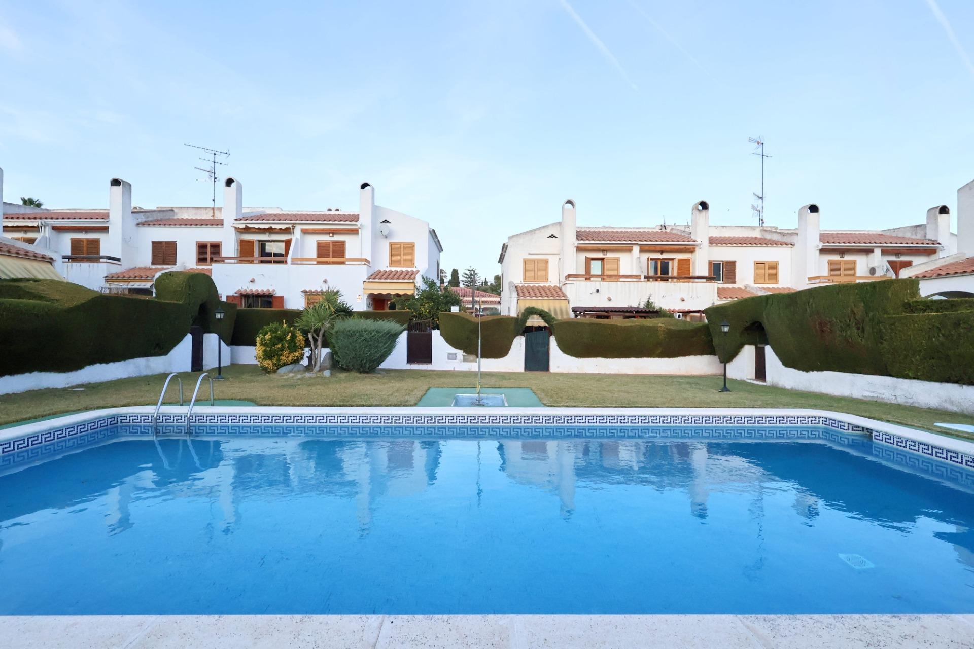 Ref. 14-5250/1213 – BONETA CASA A ZONA RESIDENCIAL DE CUNIT