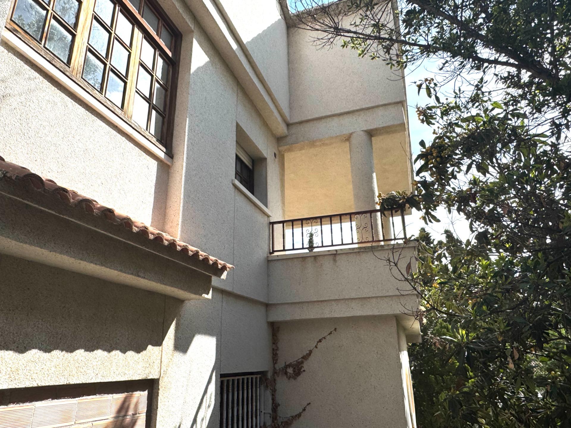 Ref. 18-02590/1266 – Casa con gran potencial y jardin privado
