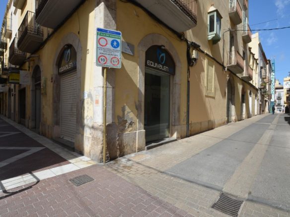 Ref. 03-21474/1098 - Local comercial cantoner a Caputxins