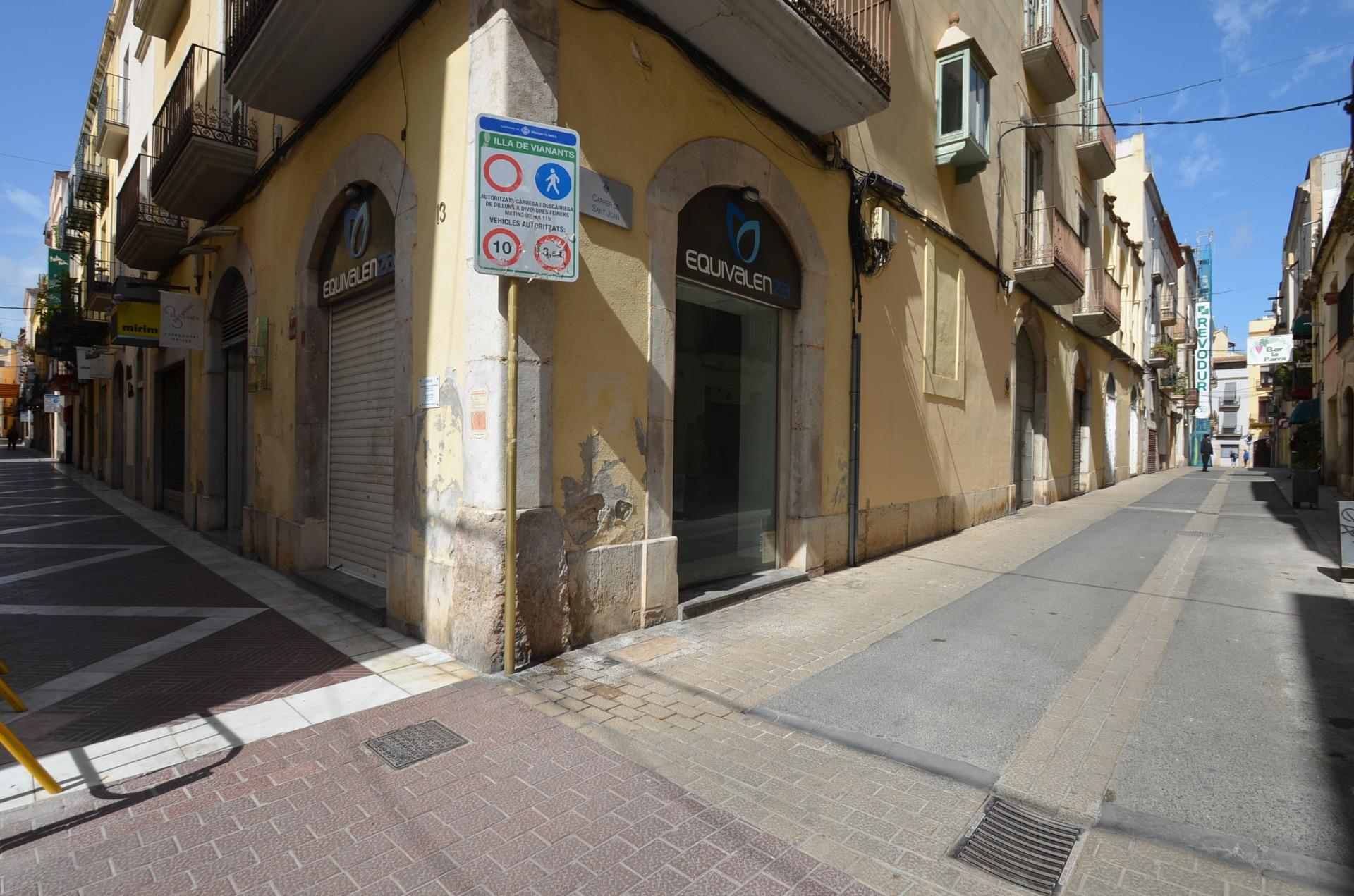 Ref. 03-21474/1098 - Local comercial cantoner a Caputxins