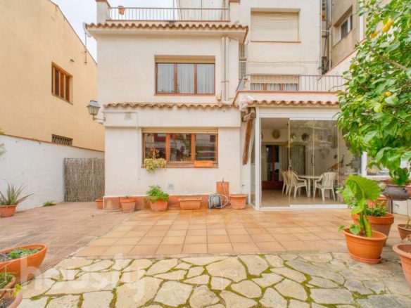 Ref. 936889 - Fantastic house in Poble Nou, this property from 1971 is a unique gem on the current market. With 170 m² of verified living space, it represents the...