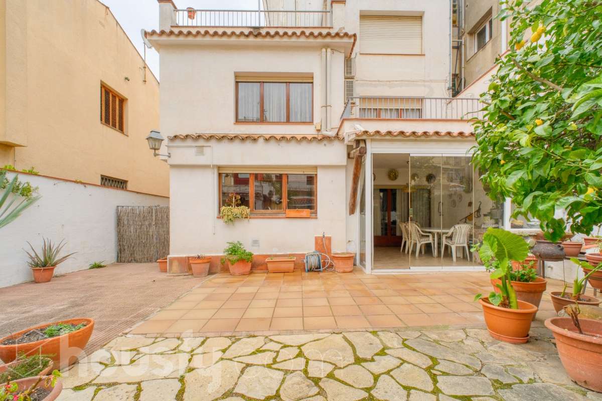 Ref. 936889 – Fantastic house in Poble Nou, this property from 1971 is a unique gem on the current market. With 170 m² of verified living space, it represents the...