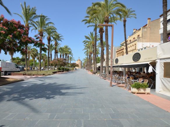 Ref. 03-21568/1098 - Local comercial en alquiler en Passeig del Carme, al lado del Puerto Náutico y de las playas