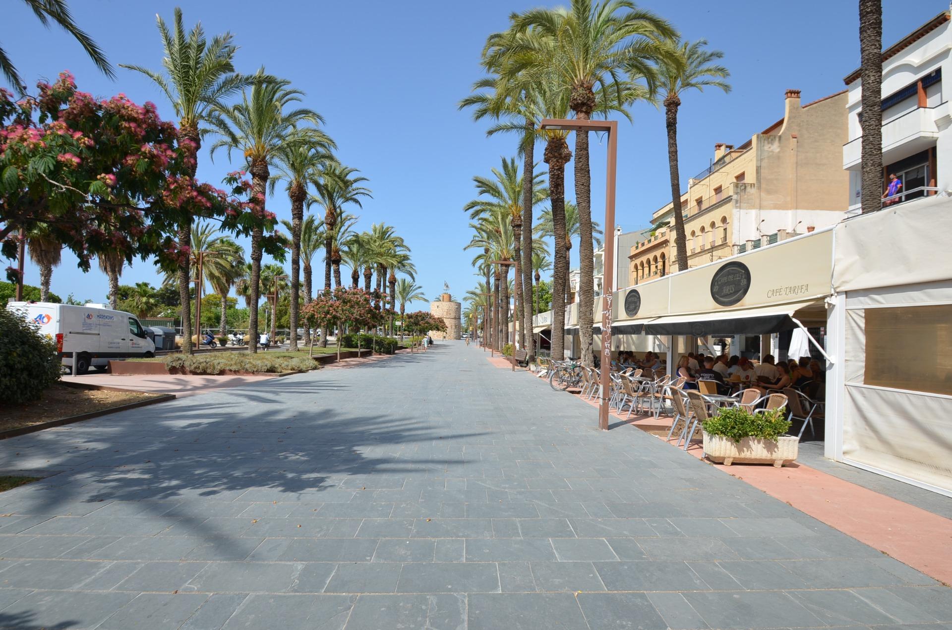 Ref. 03-21568/1098 – Commercial premises for rent in Passeig del Carme, next to the Marina and the beaches